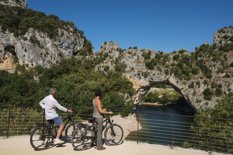cycliste sur le belvédère du pont d'arc