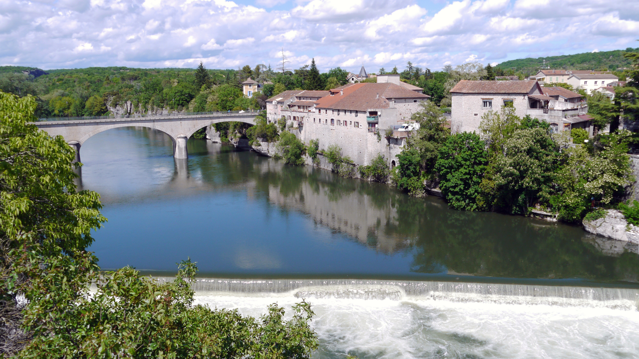vu du pont de Ruoms et des bâtiments en bord d'Ardèche.
