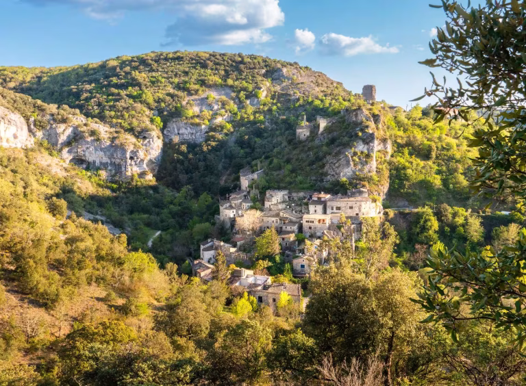vu panoramique sur le village de Rochecolombe.