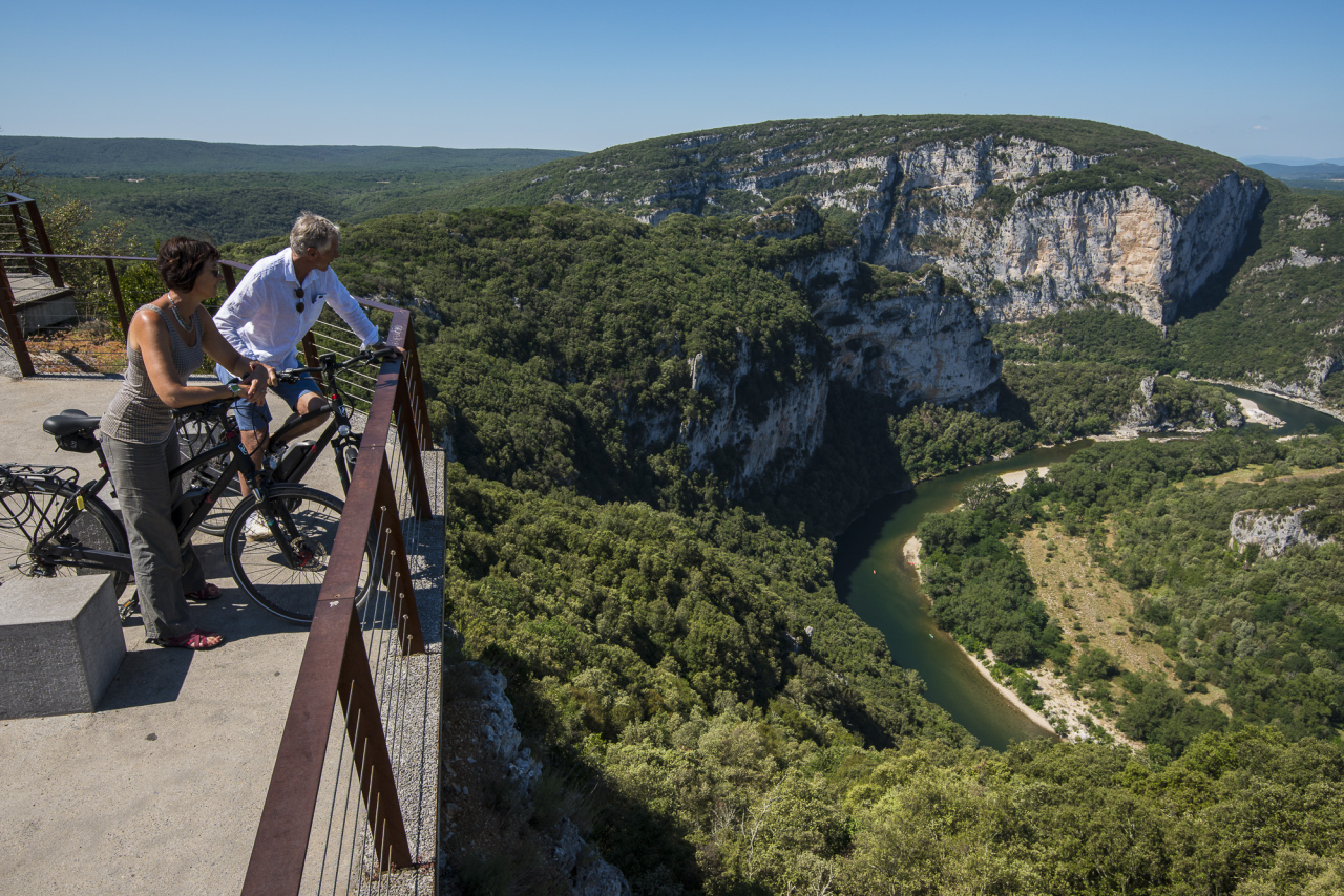 deux cyclistes sur un belvédère des gorges de l'Ardèche