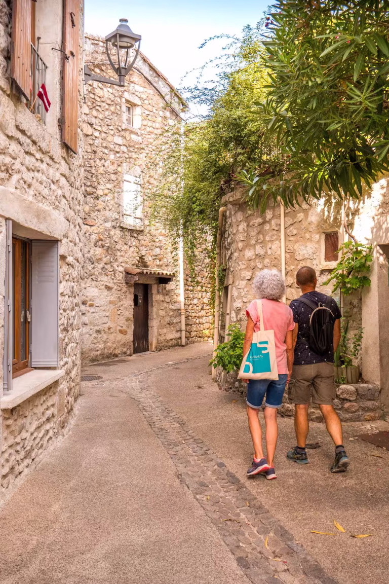 Marcheurs découvrant les ruelles de Ruoms la cité médiévale du Sur Ardèche.