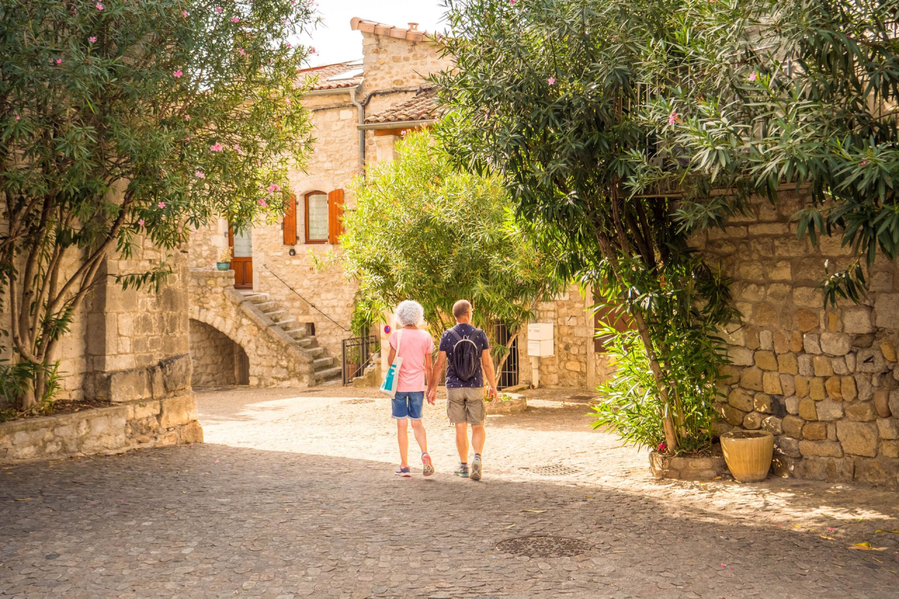 ruelles ombragées de la cité médiévale de Ruoms
