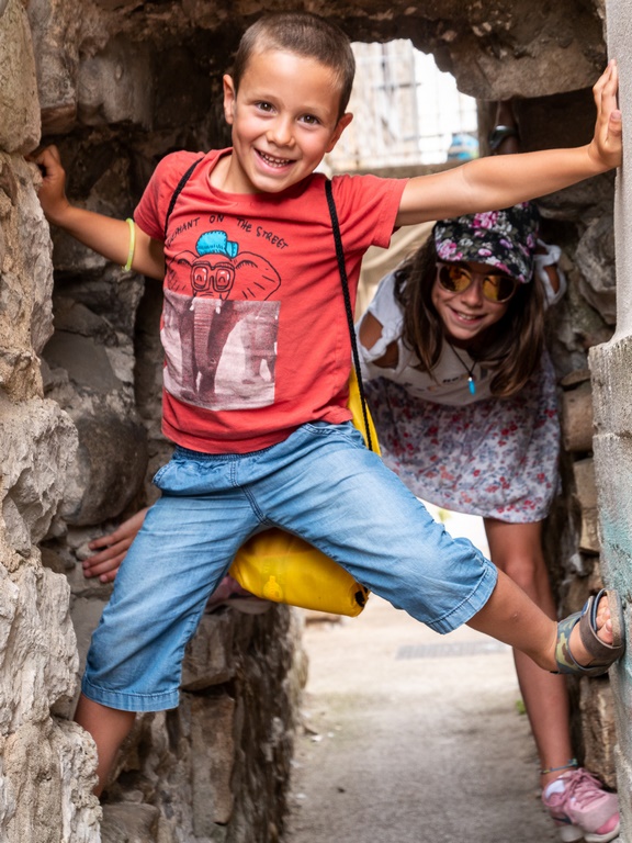 Visite de Ruoms entre les ruelles étroites