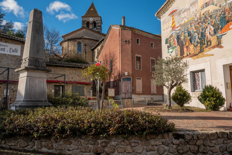 Meyras - fresque de la St Blaise dans le village de caractère ©sourcesetvolcans