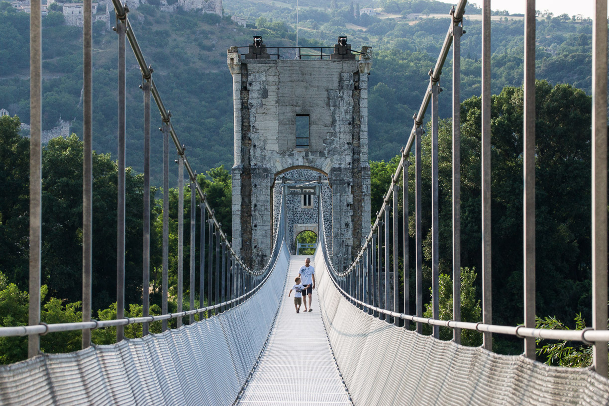 Vue tablier de la passerelle himalayenne de Rochemaure avec pile historique