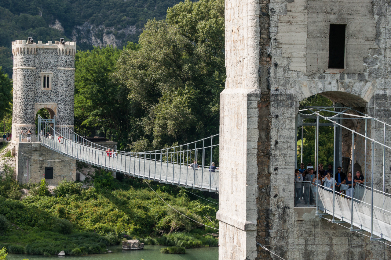 Vue sur les piles et le tablier de la passerelle himalyenne de Rochemaure