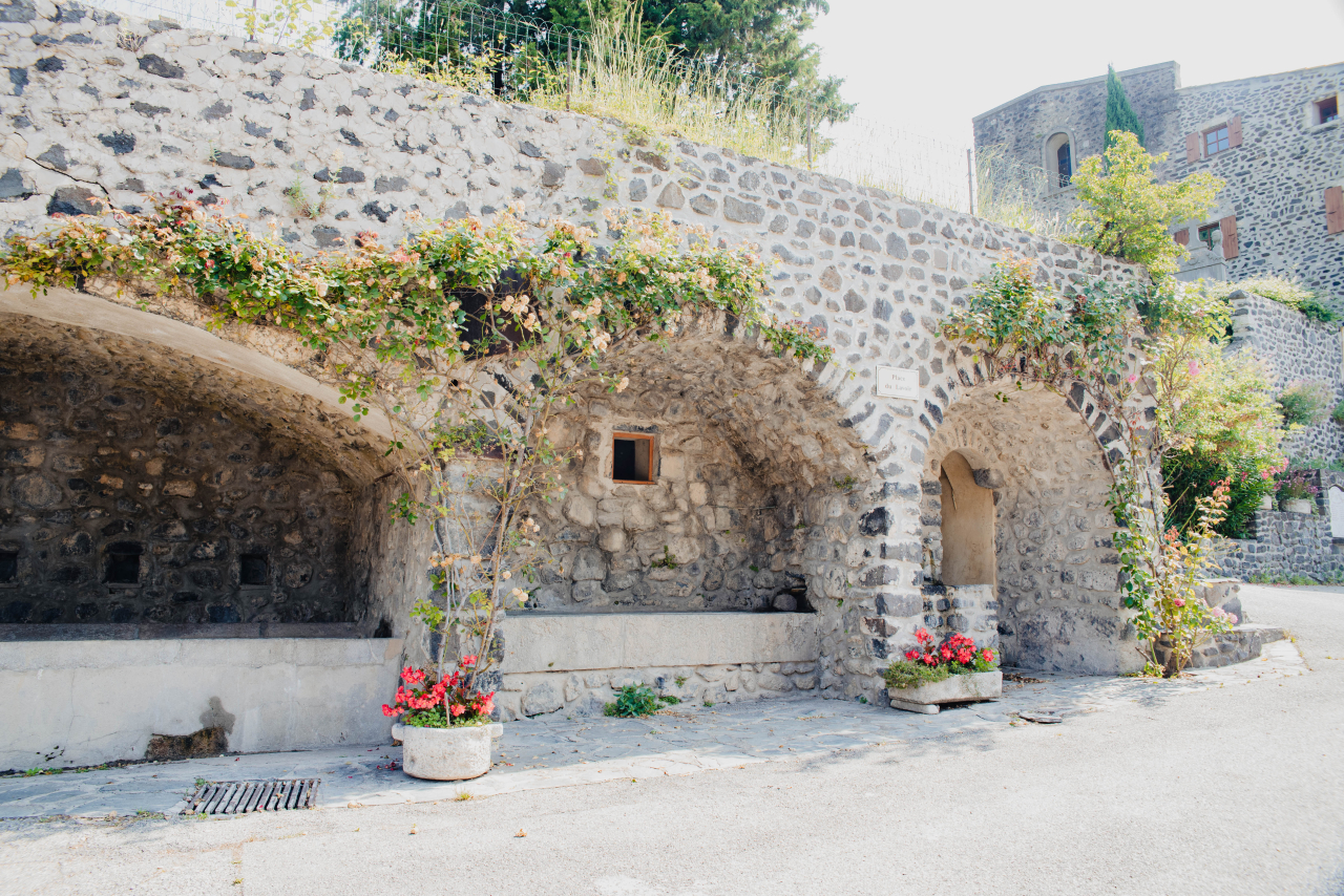 Fontaine aux 3 arches à Aubignas